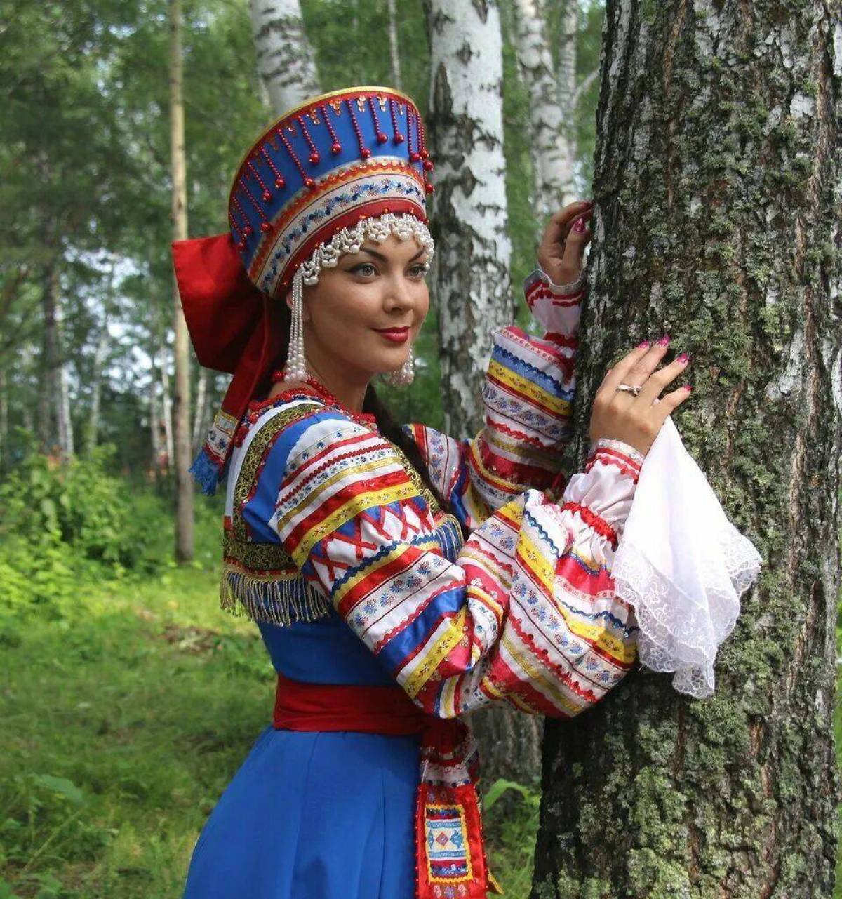 Девушка в русском народном костюме #5
