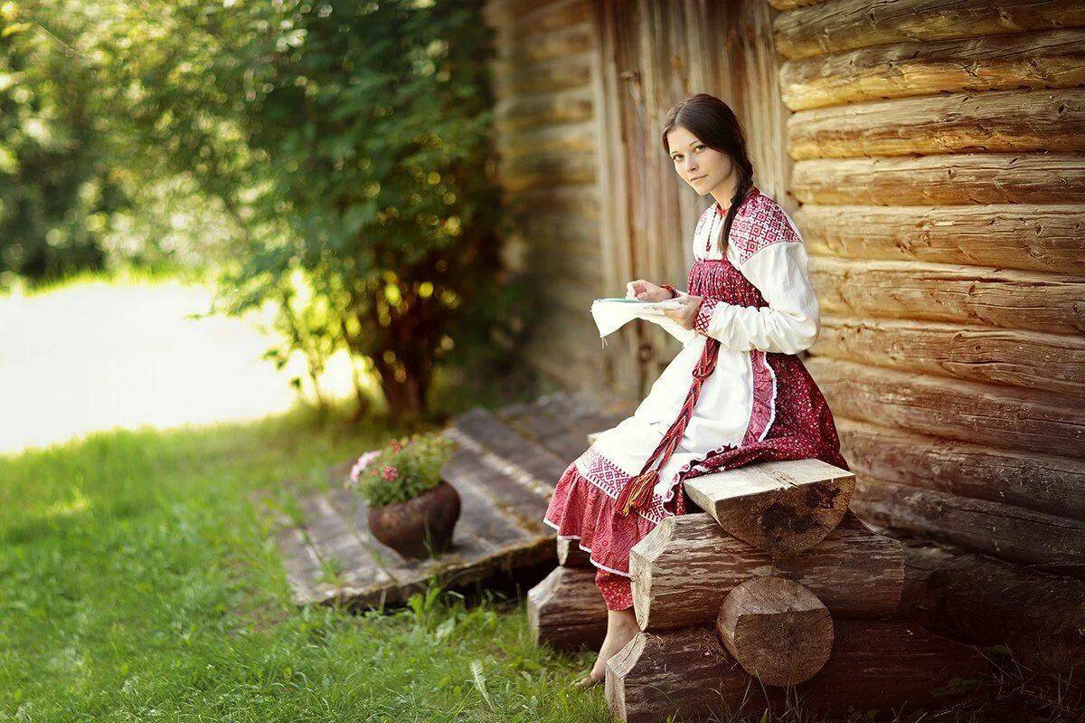 Девушка в русском народном костюме #6