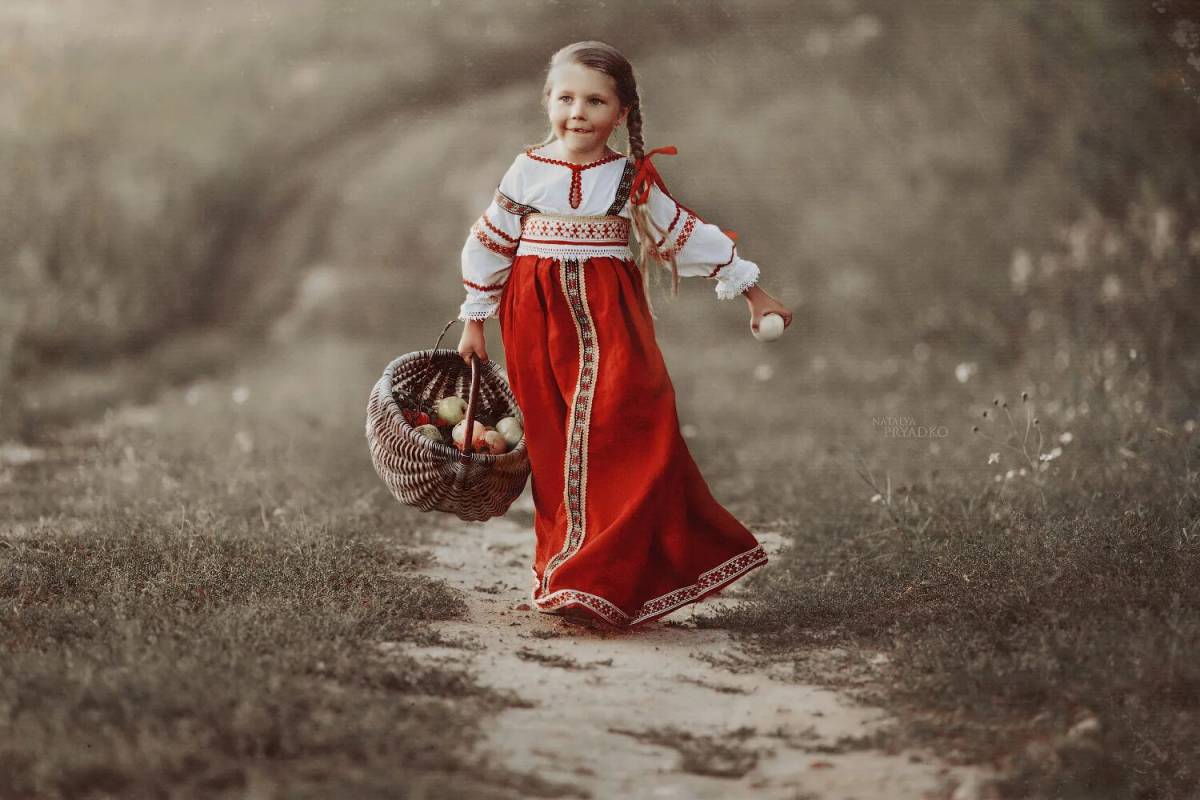 Девушка в русском народном костюме #7