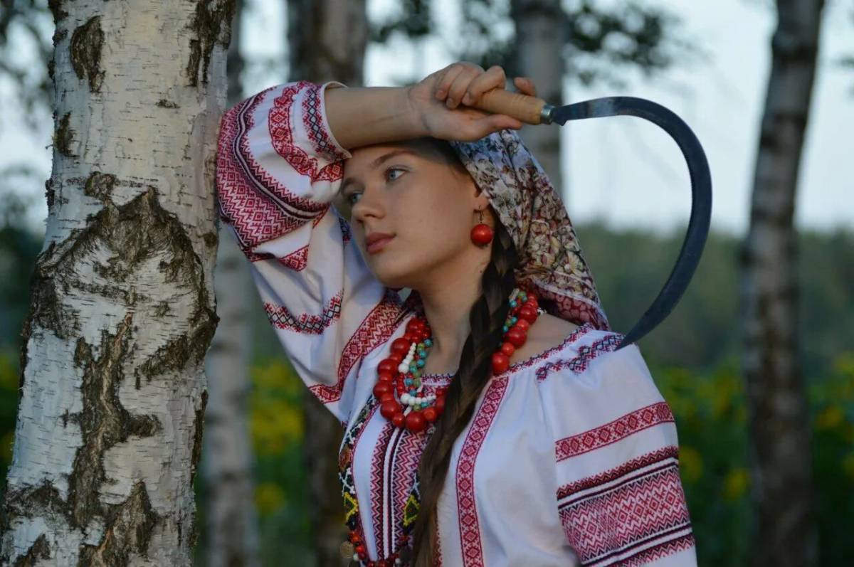 Девушка в русском народном костюме #8