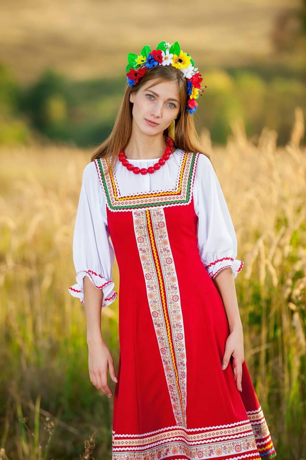 Девушка в русском народном костюме #10