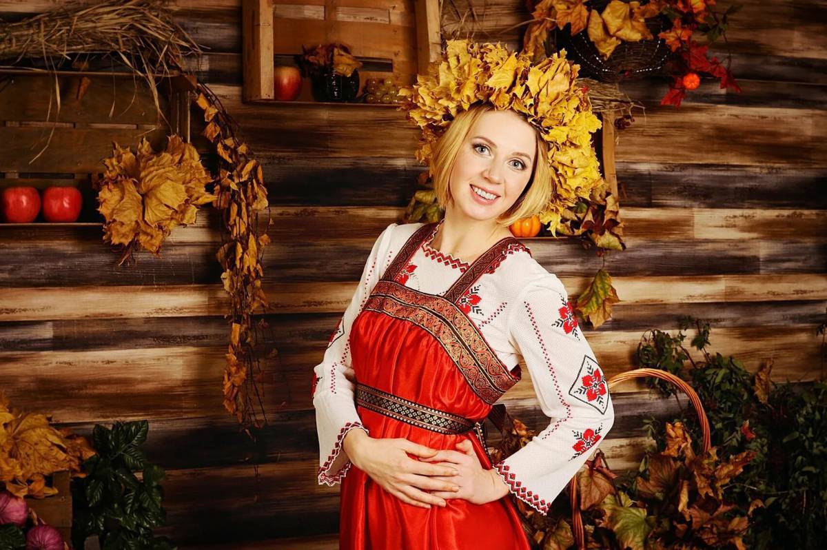 Девушка в русском народном костюме #11