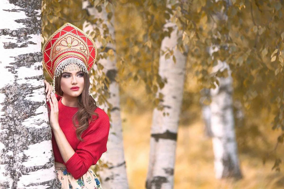 Девушка в русском народном костюме #14