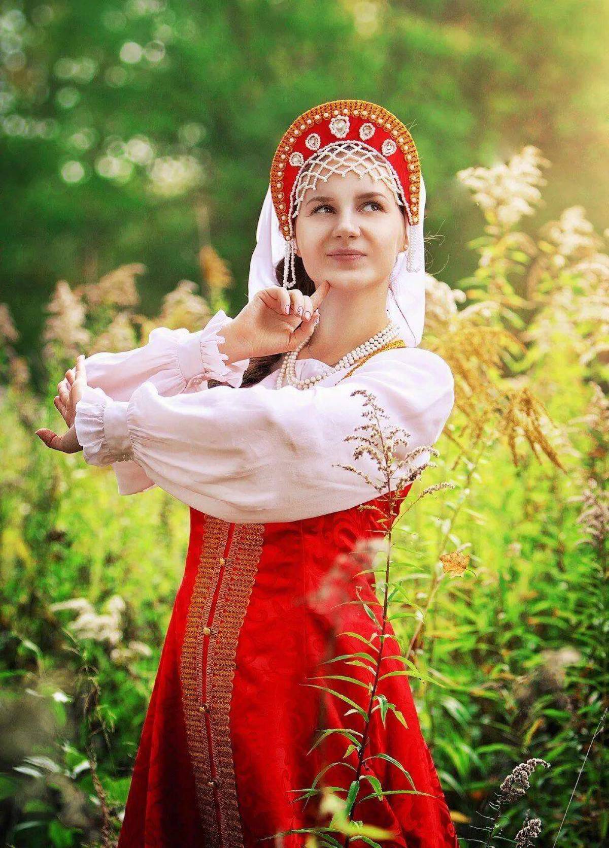 Девушка в русском народном костюме #15