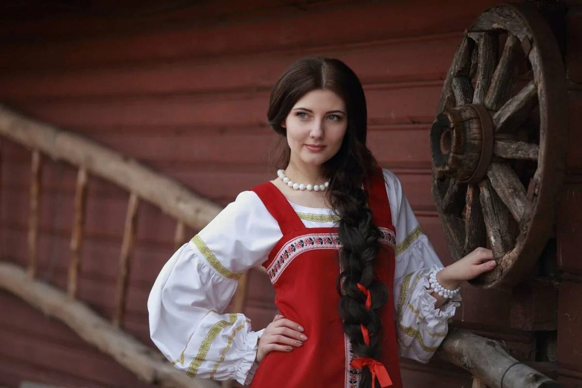 Девушка в русском народном костюме #17