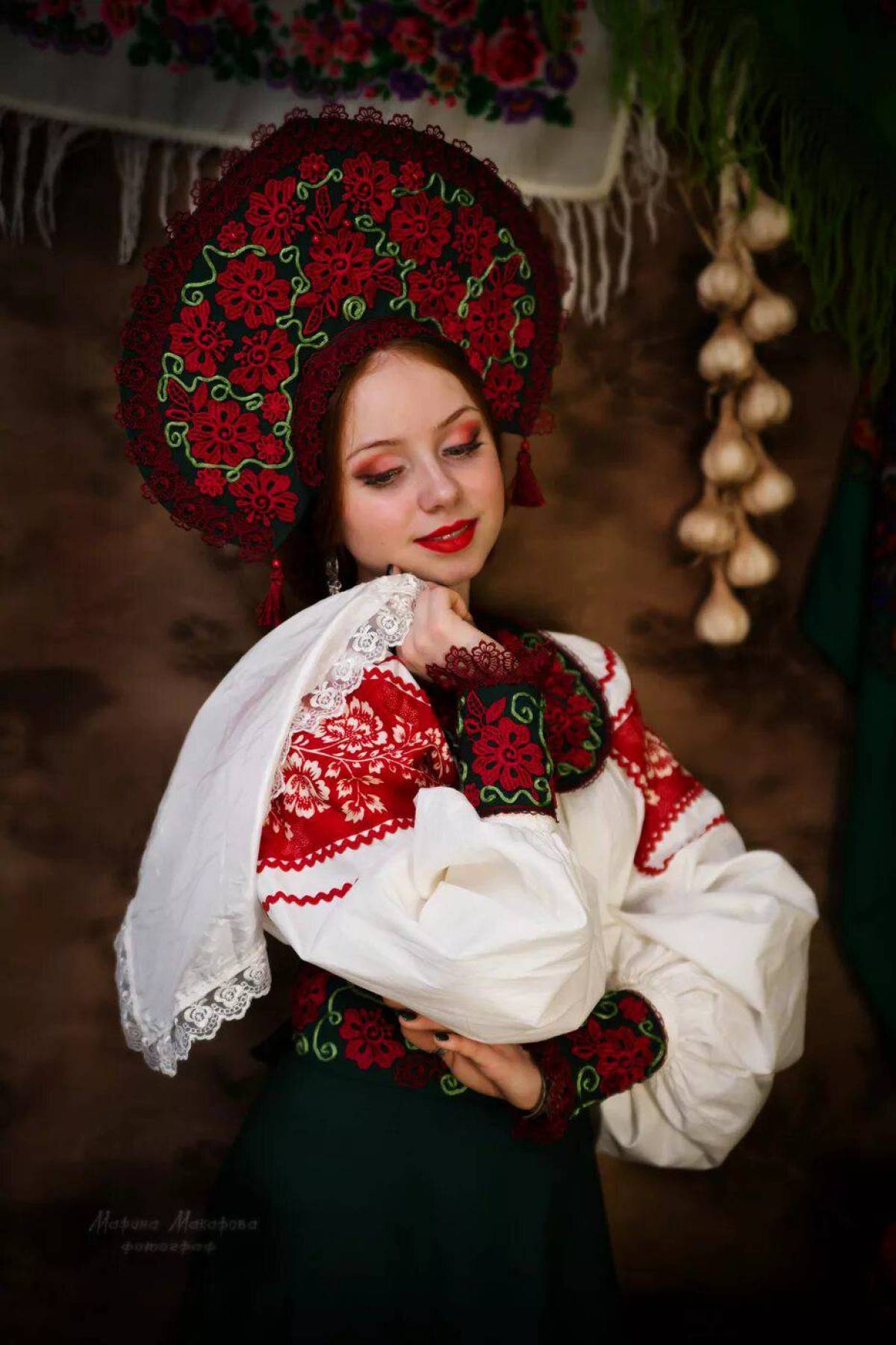 Девушка в русском народном костюме #18