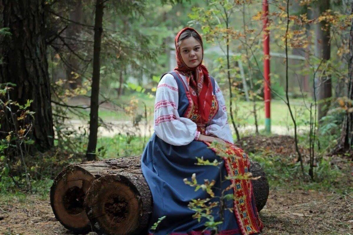 Девушка в русском народном костюме #19