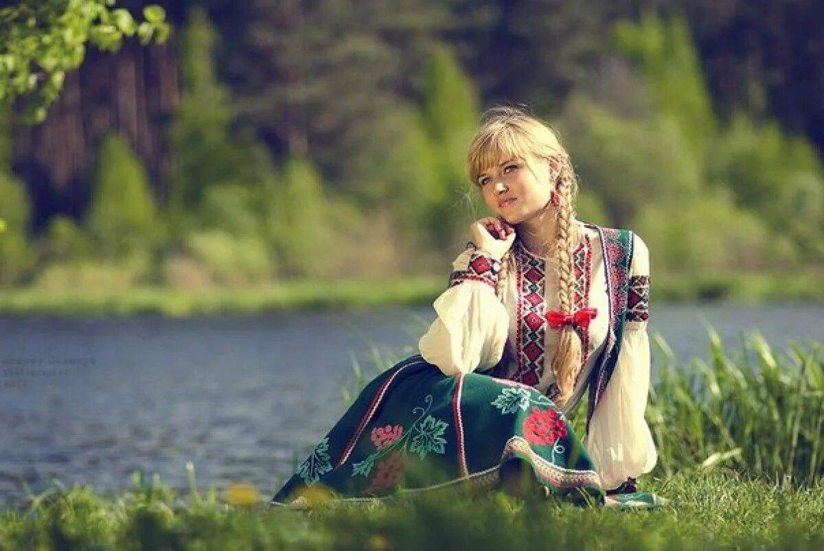 Девушка в русском народном костюме #21