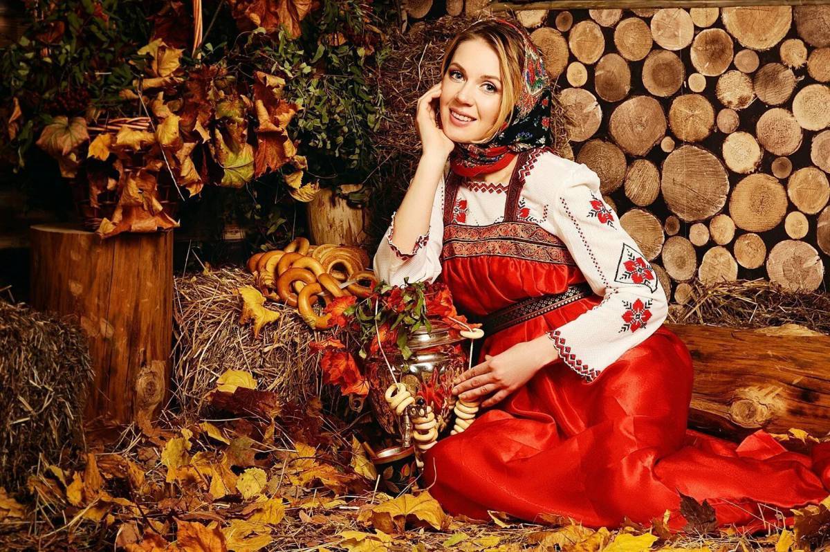 Девушка в русском народном костюме #24