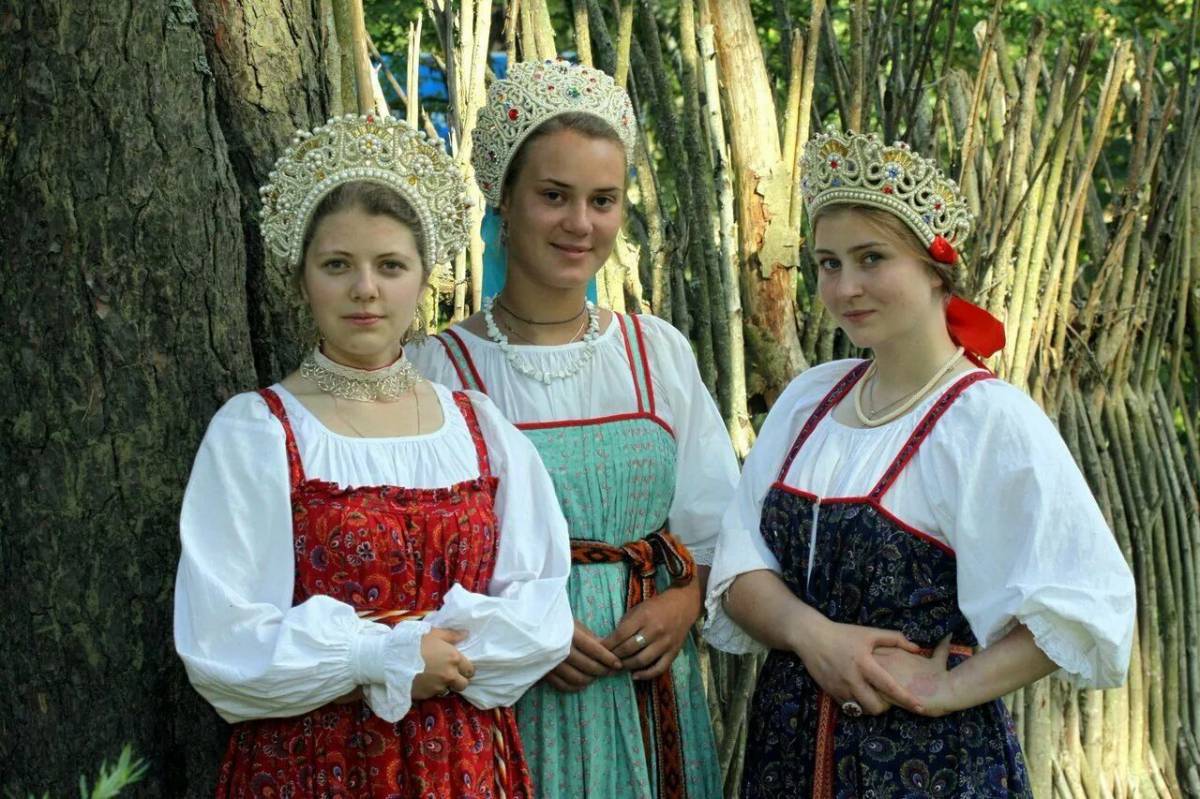 Девушка в русском народном костюме #27