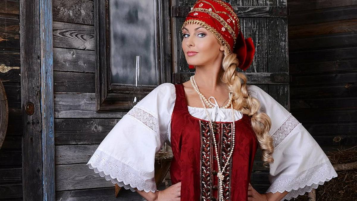 Девушка в русском народном костюме #28