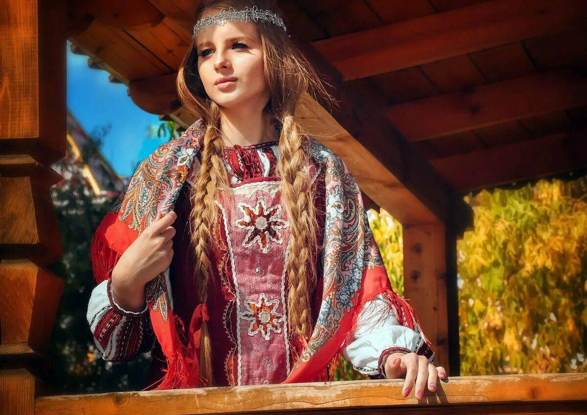 Девушка в русском народном костюме #35