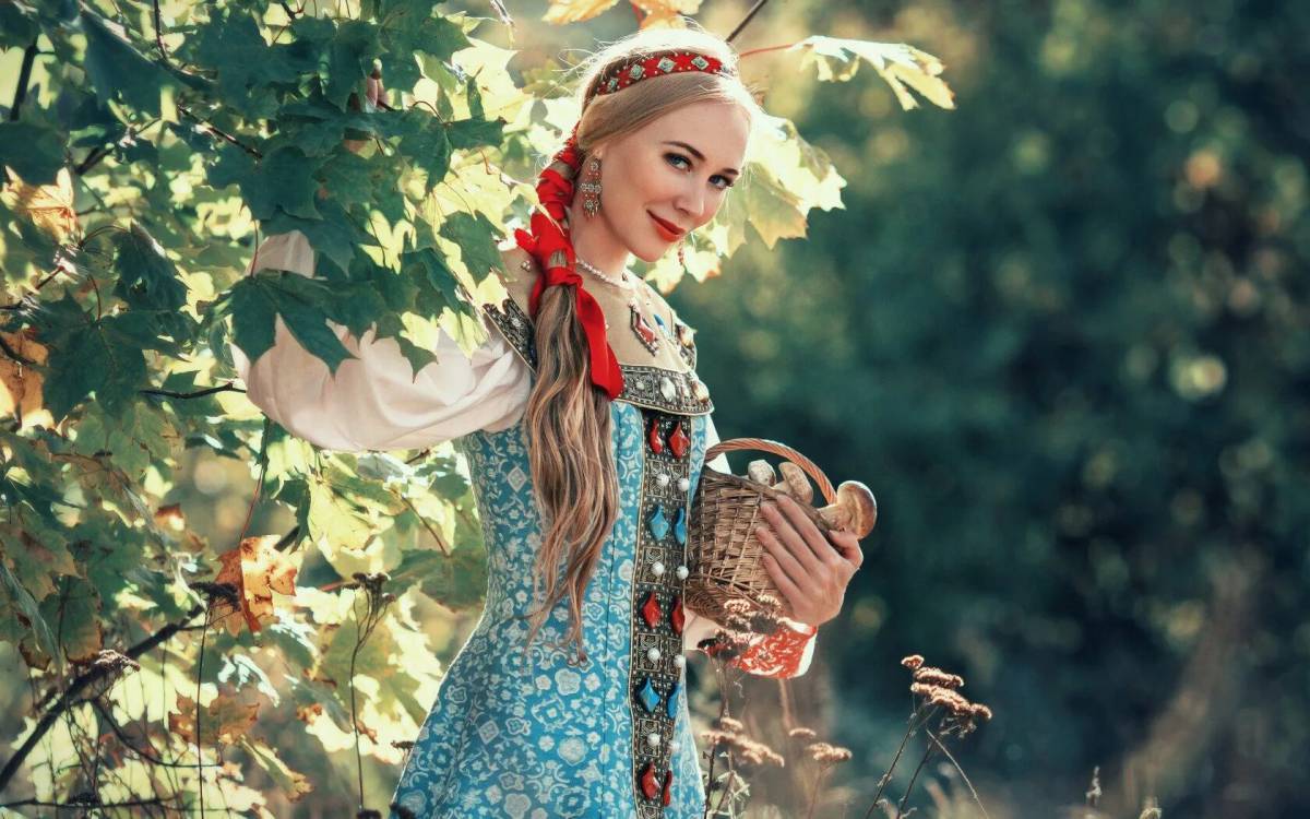 Девушка в русском народном костюме #37