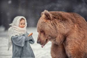 Раскраска девочка с медведем #30 #259494