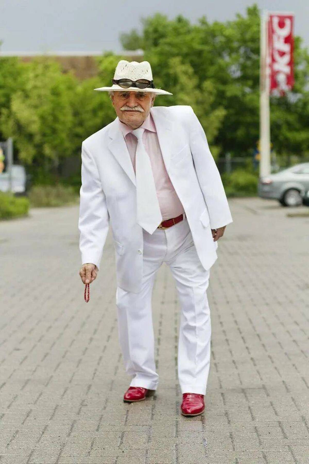 Толстый пожилых мужчин. Мужчина в белой шляпе. Пожилой мужчина в костюме. Модный дедушка. Человек в костюме и шляпе.