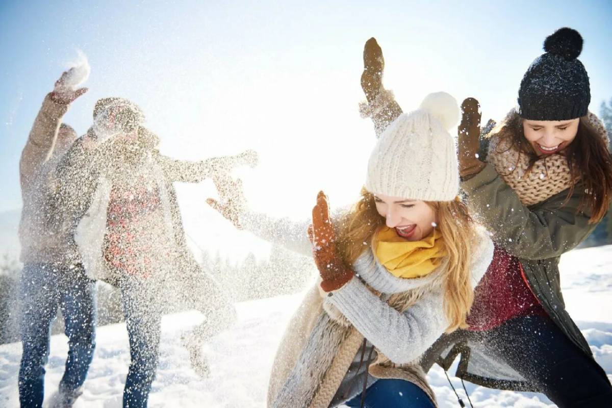 Мальчишки весело играли в снежки. Зимние каникулы. Зимнее веселье. Зимнее веселье дети. Снежки зимой.