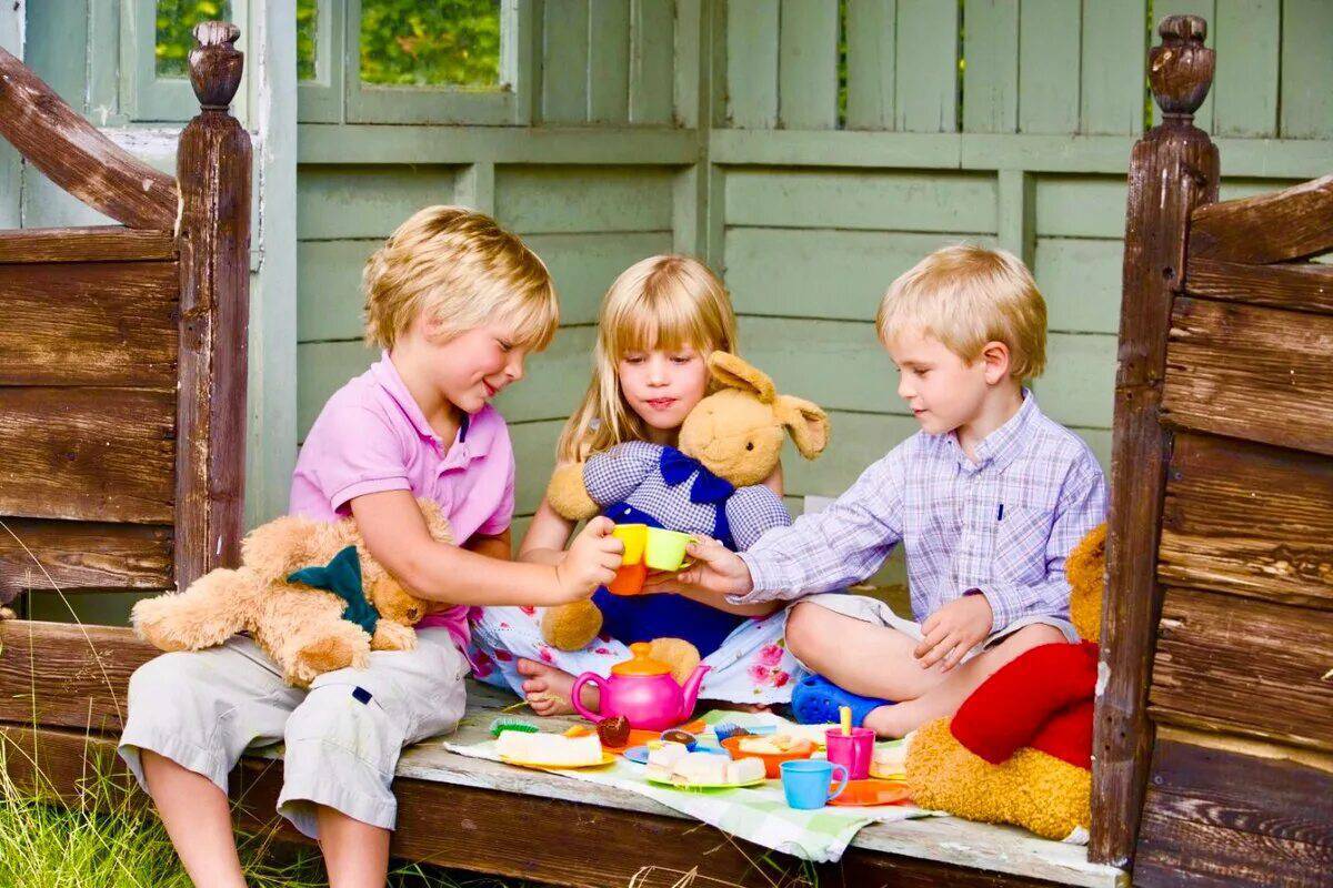 Детская версия. Игрушки для детей. Дети играют. Сюжетные игрушки для дошкольников. Дети играют в куклы.