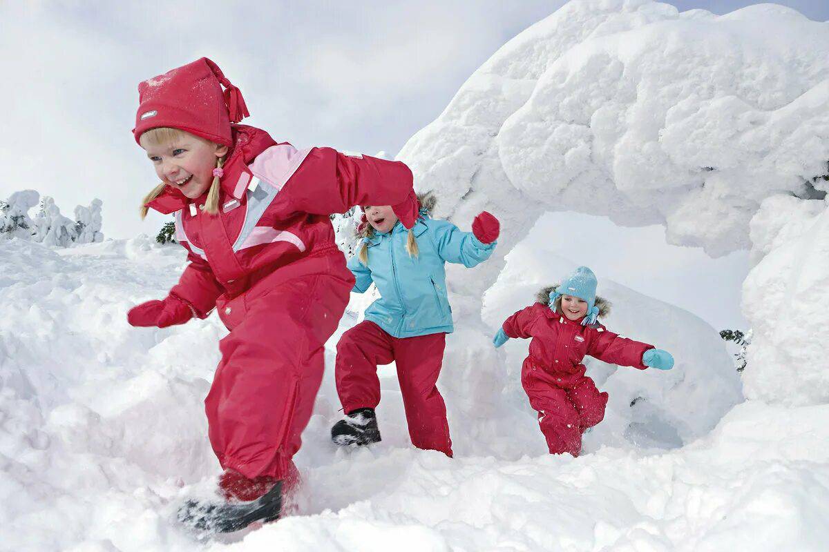 Дети играют в снежки #8