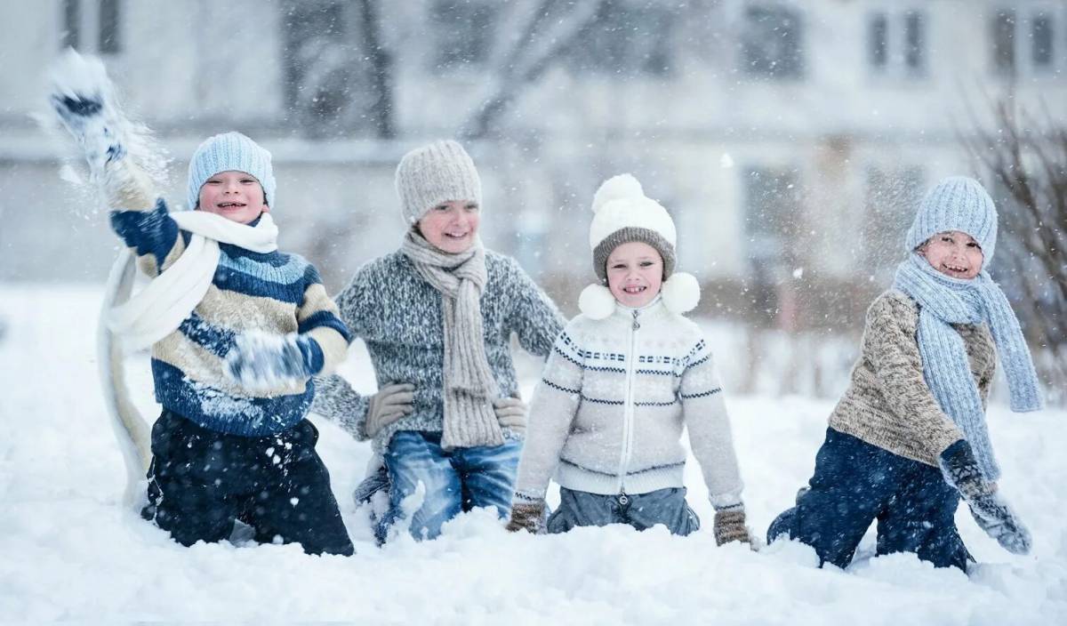 Дети играют в снежки #9