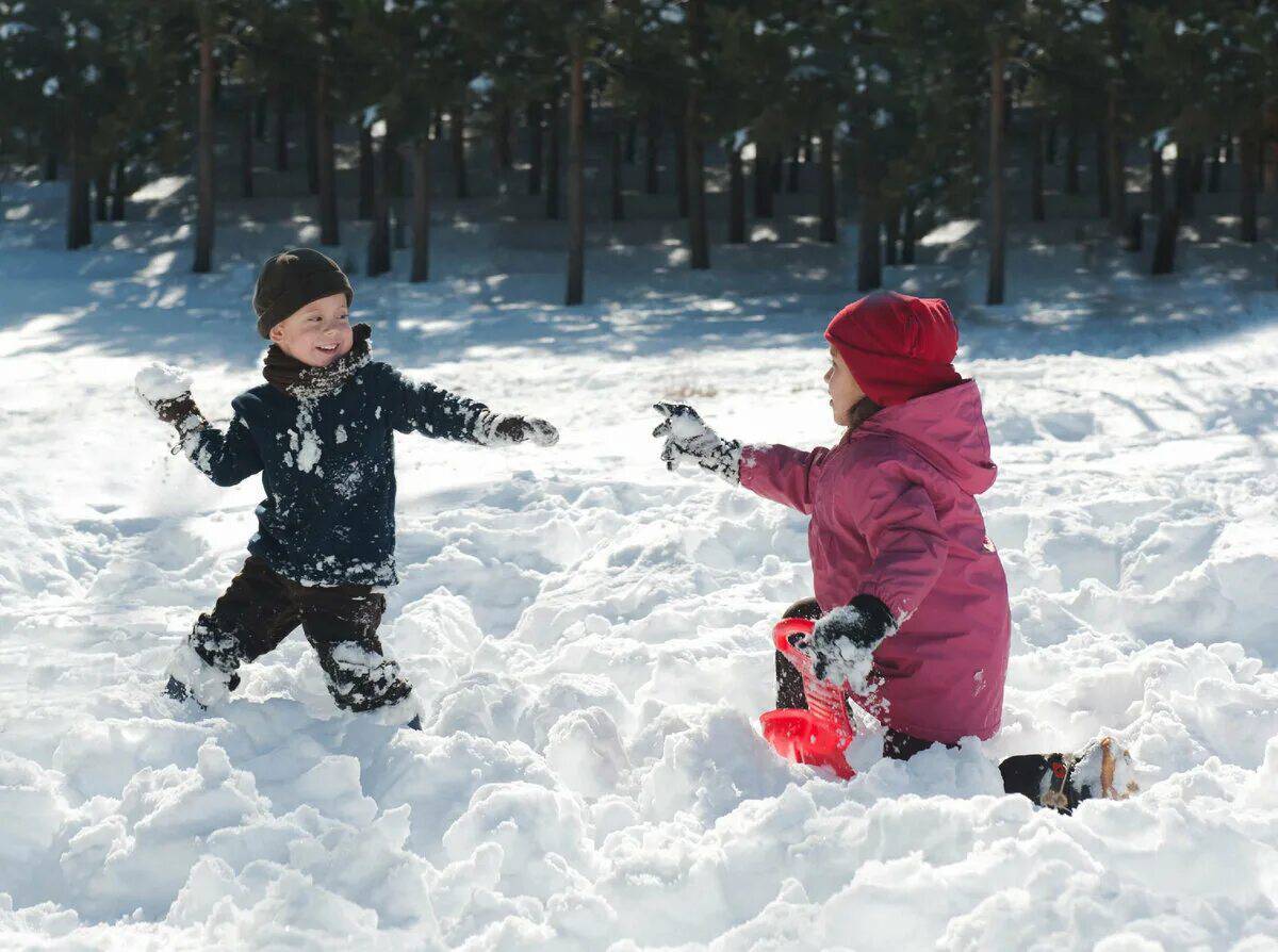 Дети играют в снежки #17