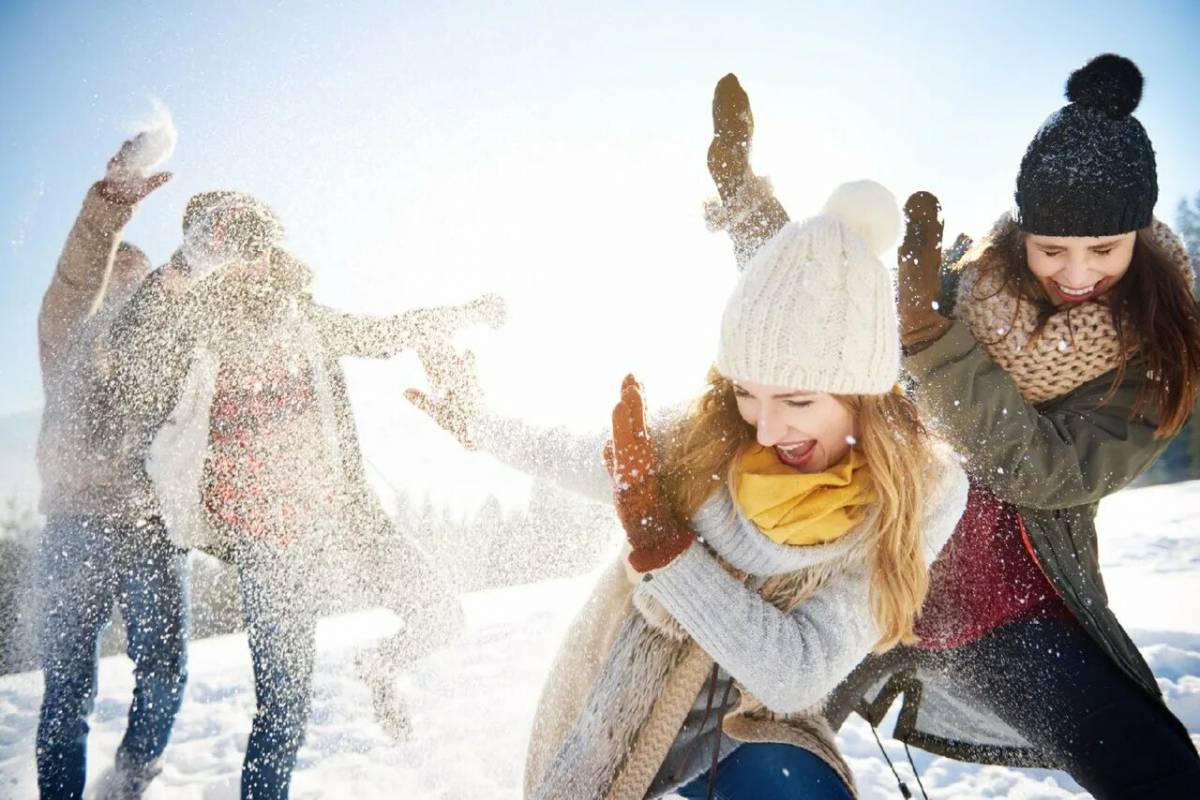 Дети играют в снежки #31