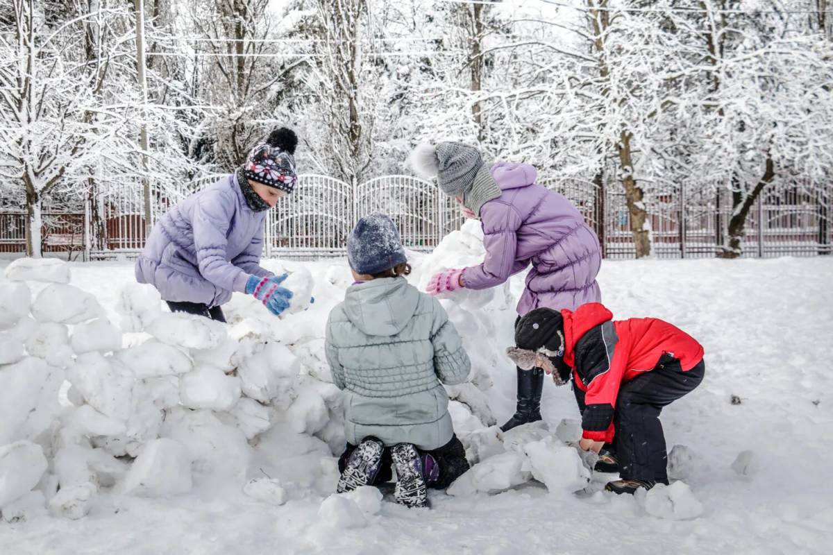 Дети играют в снежки #35