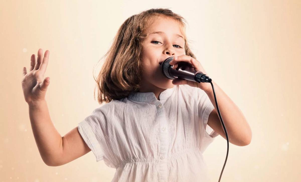 Дети поют караоке. Уроки вокала для детей. Дети поют. Ребенок с микрофоном. Вокал дети.