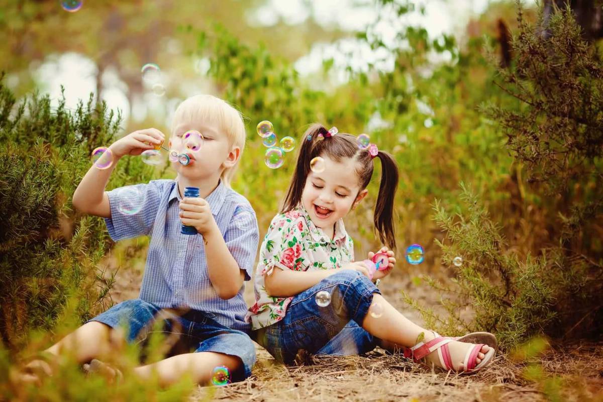 Детство опыт. Счастливый ребенок. Дети радуются. Фотосессия с мыльными пузырями детская. Дети и природа.