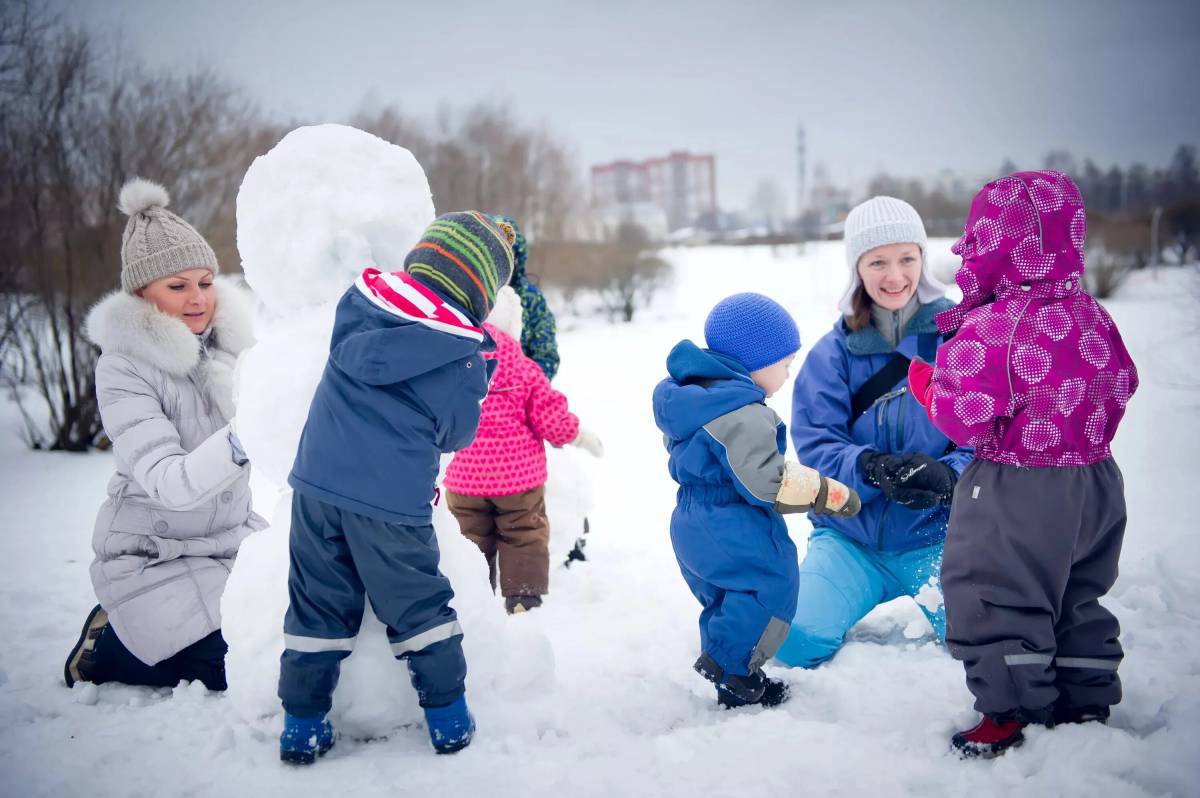 Дети играют зимой #15