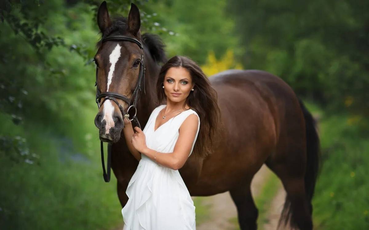 Учительница кони. Фотосессия с лошадьми. Девушка с лошадью фотосессия. Прогулка на лошадях. Фотосессия с лошадью в платье.