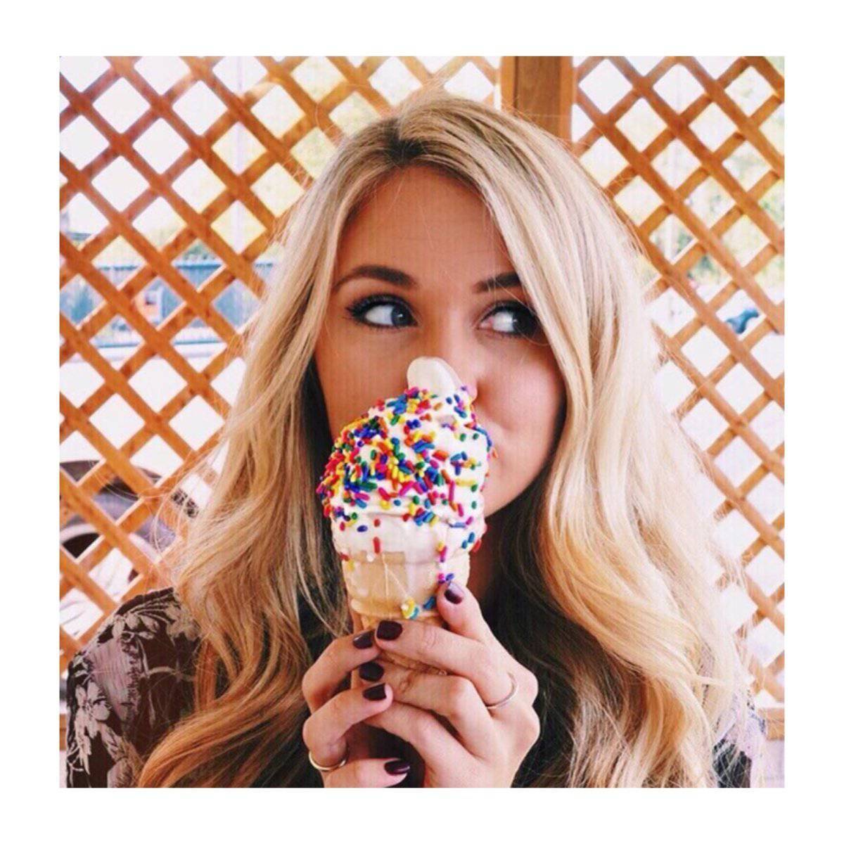 Найти фото в инстаграмме. Девушка с мороженым. Красивая девушка с мороженым. Фотосессия с мороженым. Красивое мороженое.