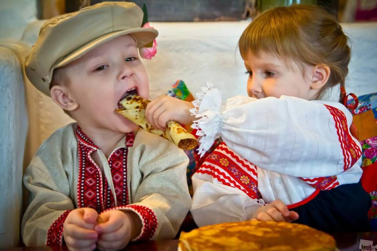 Малыши на русском. Угощения на Масленицу. Детям о Масленице. Детям о Масленице в детском саду. Угощение блинами на Масленицу.