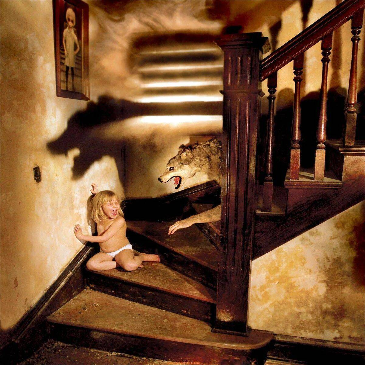 Папа играет в страшные. Ужастики Джошуа Хоффайн. Джошуа Хоффин детские страхи. Детские страхи фотопроект Джошуа Хоффайна.