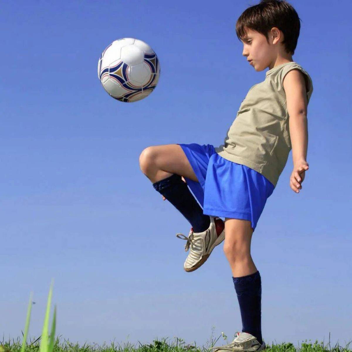 Мальчик 9 лет занимается. Футбол дети. Спортивный мальчик. Дети спортсмены. Мальчик с футбольным мячом.