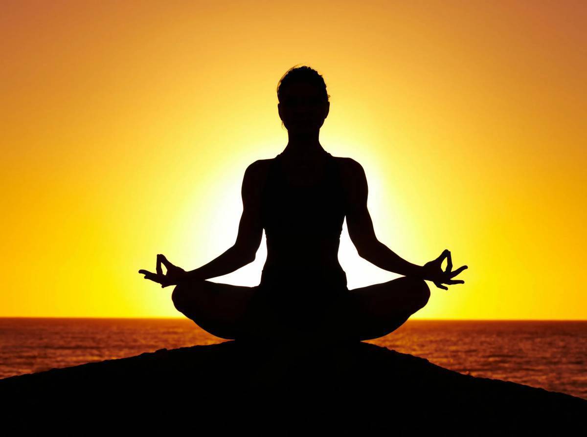 Утренние медитации для энергии. Йога. Медитация. Йога медитация. Человек в позе лотоса.