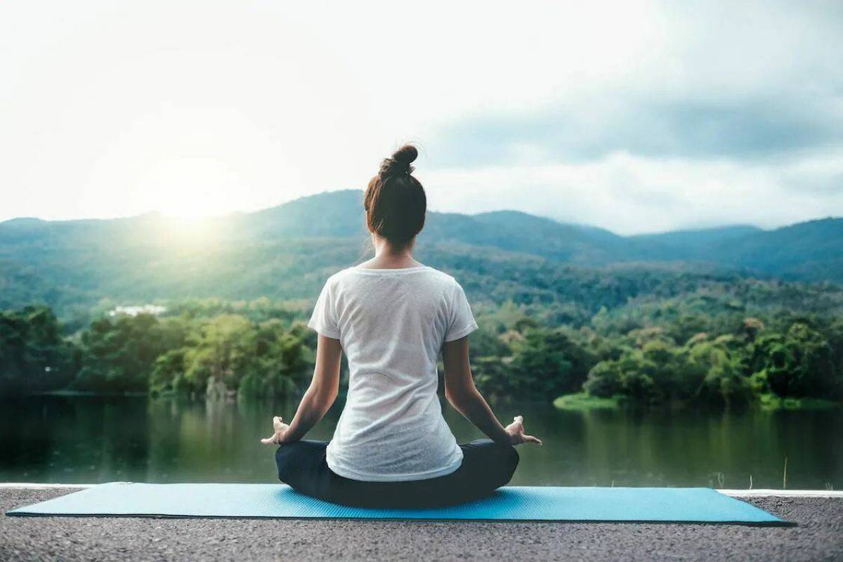 Картинка doing Yoga на белом фоне