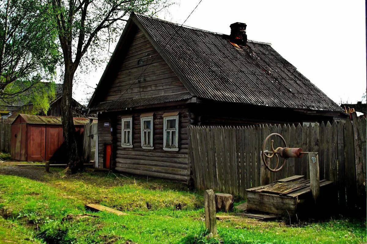 Деревня деревня старый домик. Дом изба в деревне старое Сихино. Деревянный дом в деревне. Старенький домик в деревне.