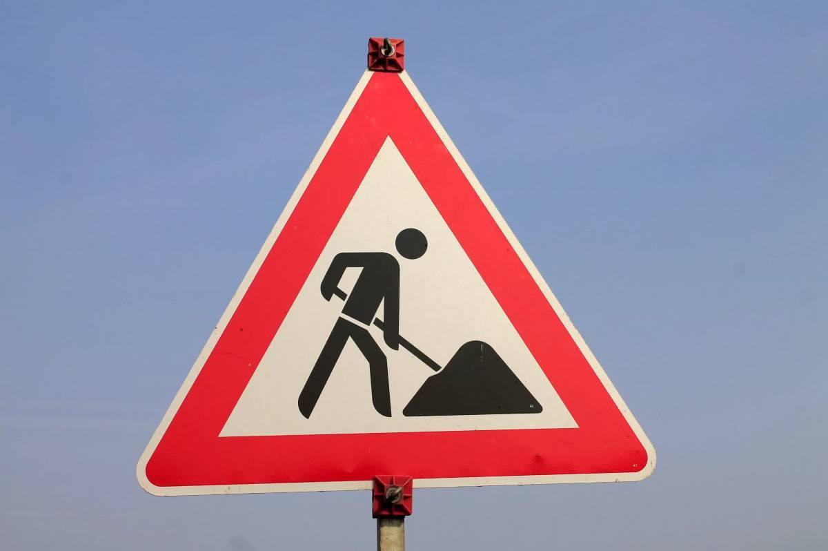 Знак дорожные работы. Знак ремонтные работы. Дорожный знак ремонтные работы. Предупреждающие знаки дорожные работы.