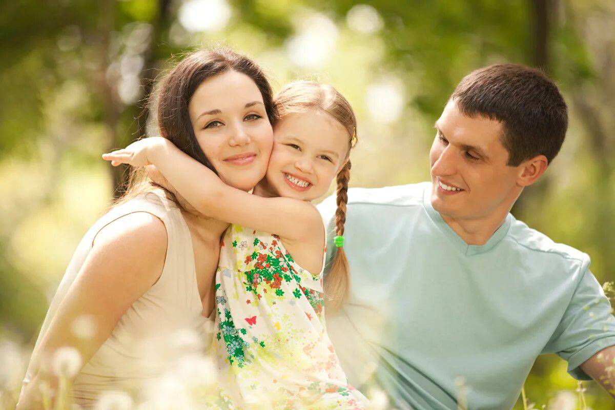 Молодая дочка папа и мама. Родители и дети. Ребенок в семье. Счастливая семья. Счастливый ребенок с родителями.