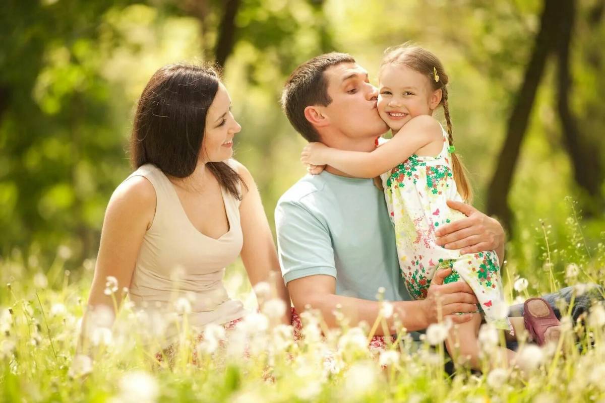 Счастливая семья. Счастливый ребенок с родителями. Фотография семьи. Родители с детьми на природе.