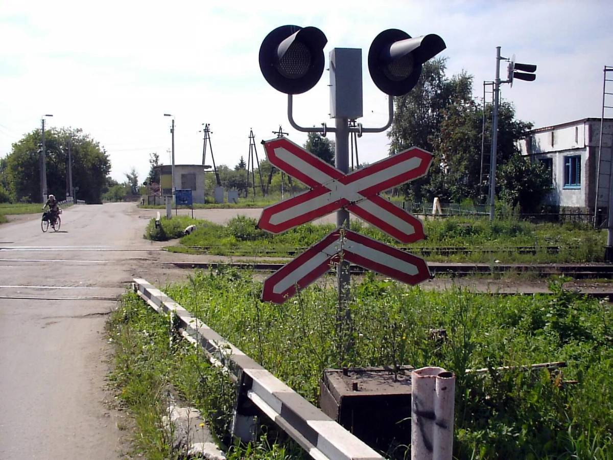 Фото жд переезда. ЖД переезд. Железный переезд. Столбы переезды. Железнодорожный переезд в Ижевске.