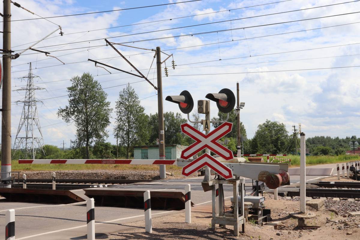 Фото жд переезда. Железнодорожный переезд. Ж/Д переезд. Светофор на Железнодорожном переезде. Железнодорожный переезд в Смоленской области.