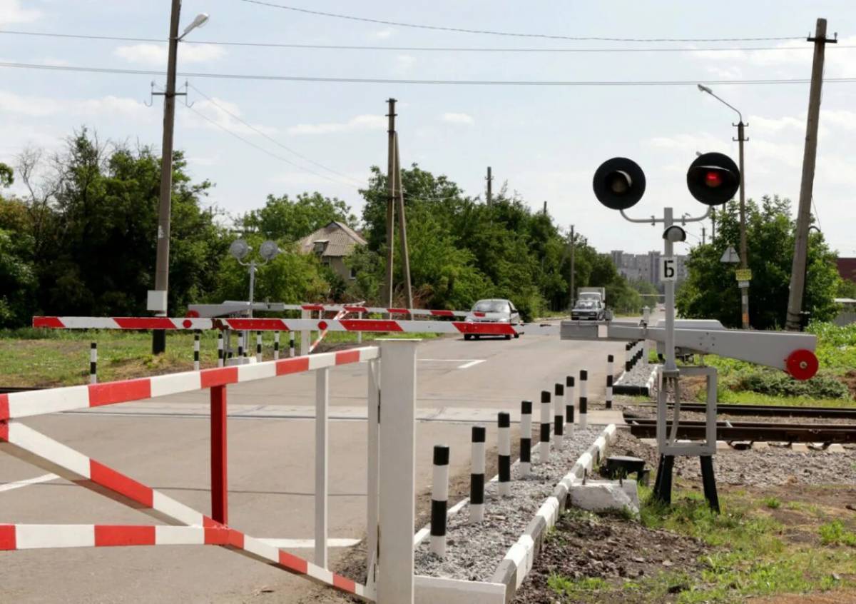 Виды железнодорожных переездов. Железнодорожный переезд Глазов. Железнодорожный переезд Чапаевка. Шлагбаум Железнодорожный. Желенодорожныйпереезд.