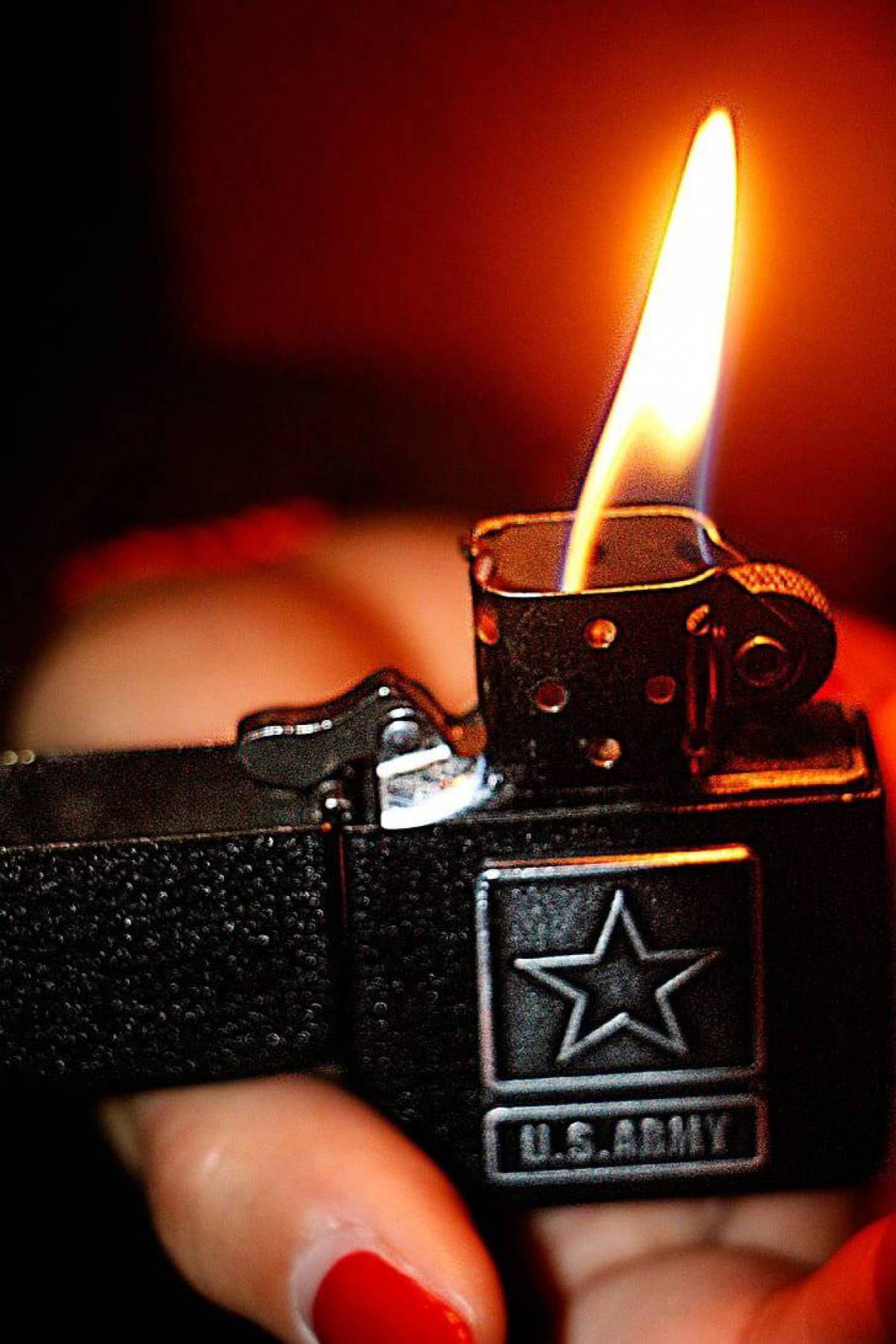 Зажигалка с огнем. Зажигалка зиппо с огнем. Zippo пламя. Зажигалка Zippo с огнем. Огонь от зажигалки зиппо.