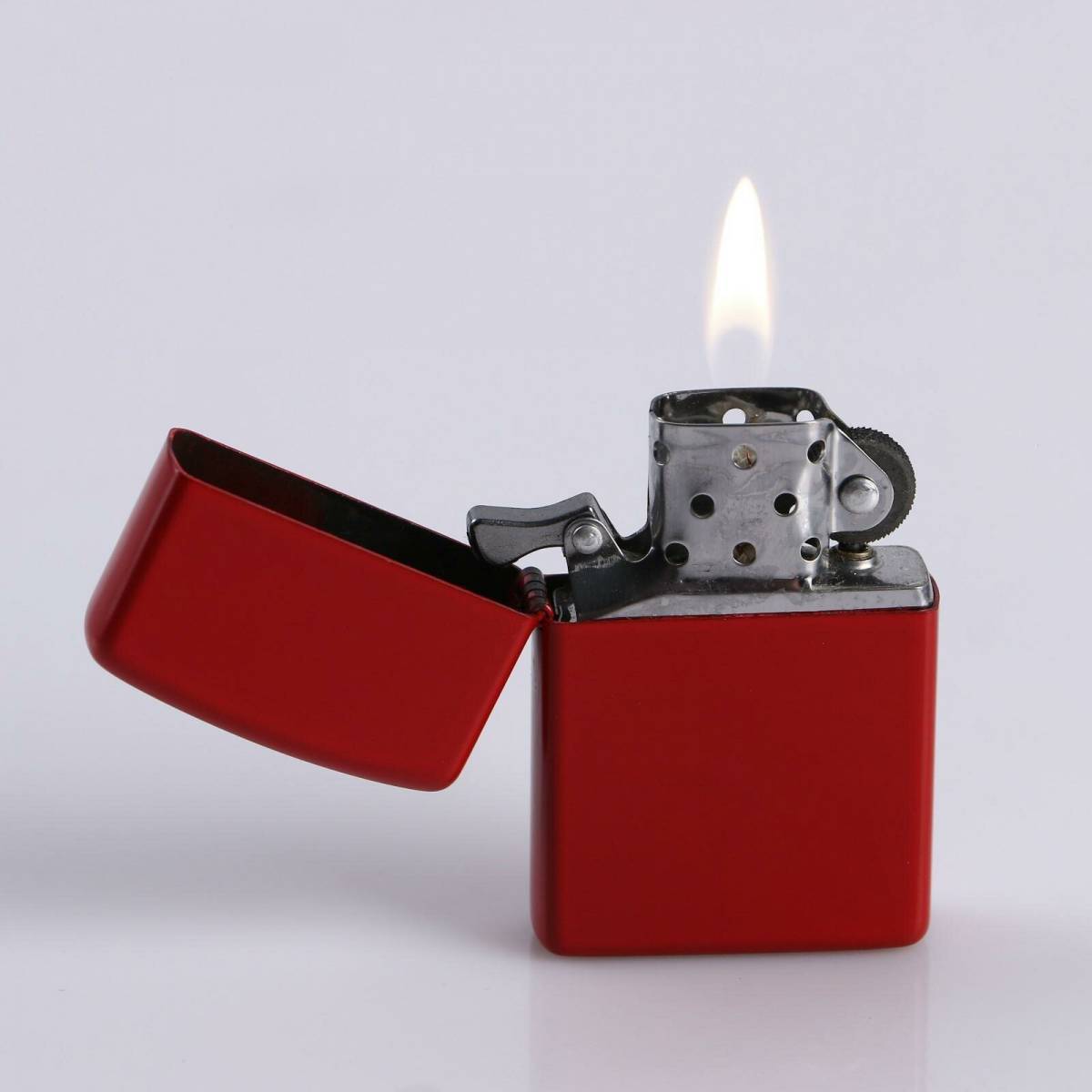 Lighter red. Зажигалка 3кg032. Зажигалка кремниевая красная а5. Зажигалки ред Консул. Бензиновая зажигалка.