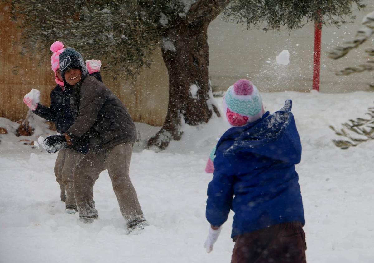 Кидались снежками. Снежки. Игра в снежки. Дети играющие в снежки. Дети кидаются снежками.