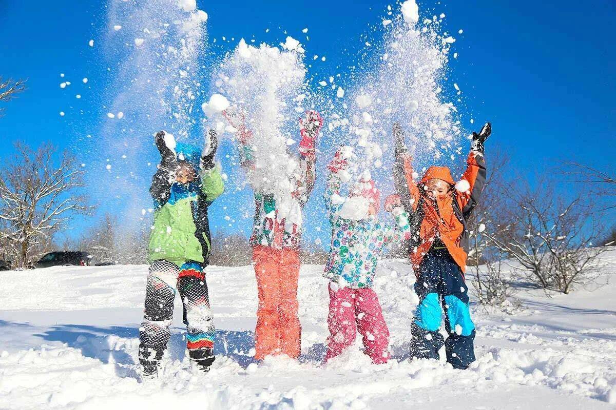Играть в снежки кататься. Зимние развлечения. Развлечения зимой. Зимние развлечения для детей. Зимние забавы снежки.