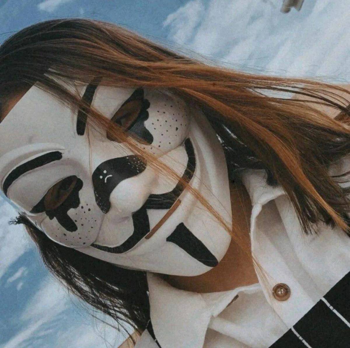 Как сделать маску в тик ток. Маска Анонимуса Разрисованная. Идеи для маски анонимки. Маска Анонимуса для девочек. Девочка в маска аноминка.