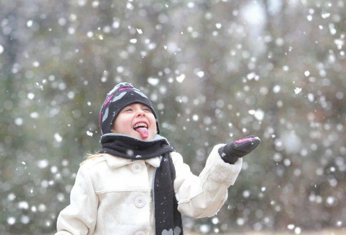 Дети радуются снегу. Снегопад для детей. Хлопья снега. Радоваться снегу.