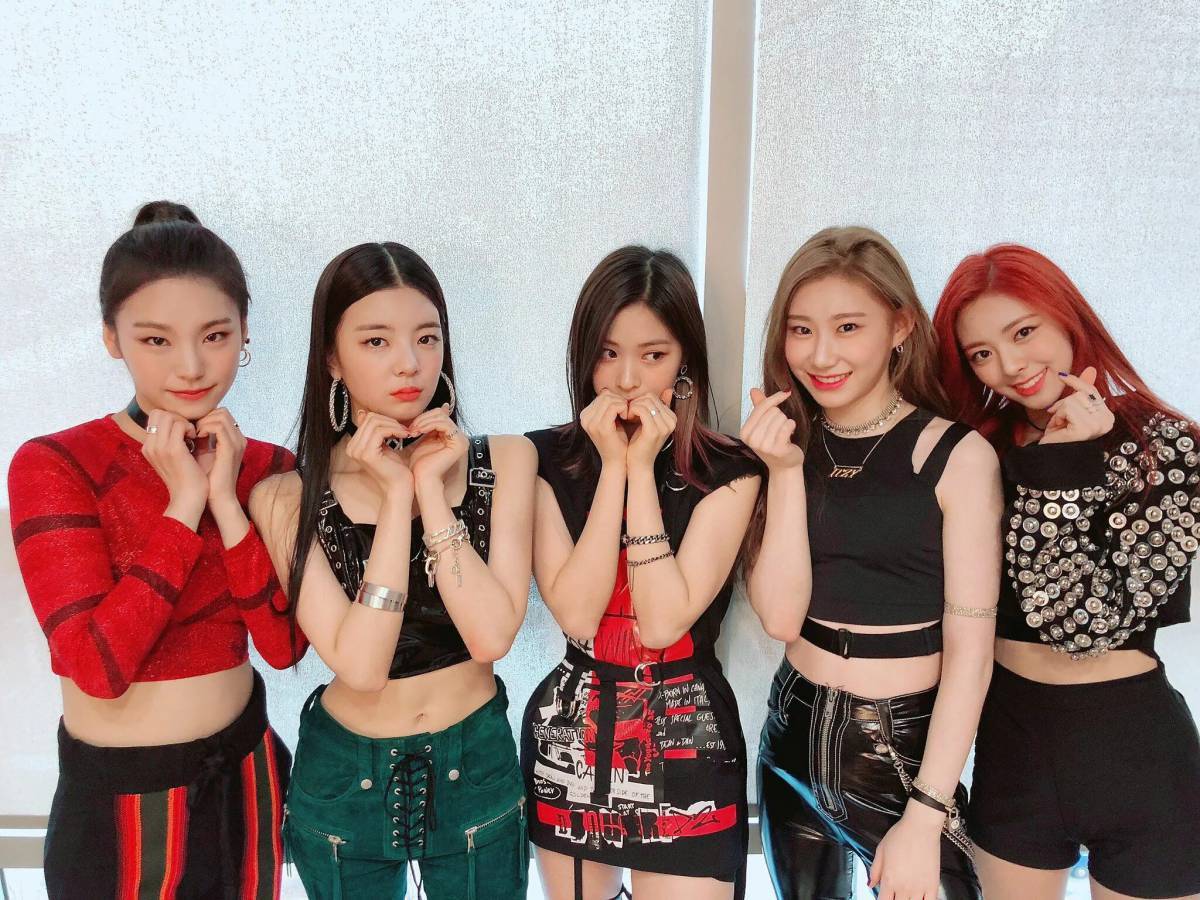 Итзи участницы. Группа Itzy участницы. Itzy корейская группа. Kpop группа Itzy. Itzy дебют.